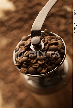 コーヒーミルとコーヒー豆 コーヒーミルとコーヒー豆 11854092