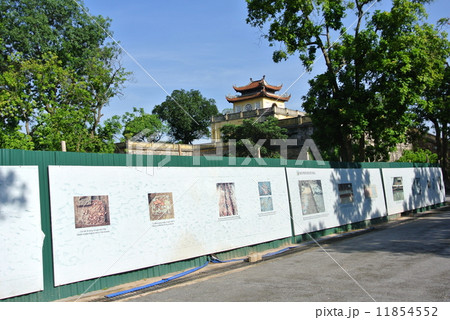 タンロン遺跡内の発掘現場と瑞門(ベトナム・ハノイ) タンロン遺跡内の発掘現場と瑞門(ベトナム・ハノイ) 11854552