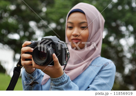 公園で写真を撮るアジア人女子 公園で写真を撮るアジア人女子 11856919