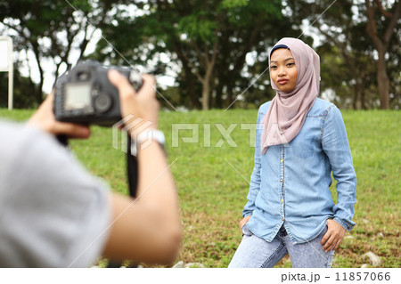 マレー女子を撮影する男子 マレー女子を撮影する男子 11857066