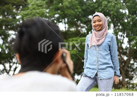 マレー女子を撮影する男子 11857068
