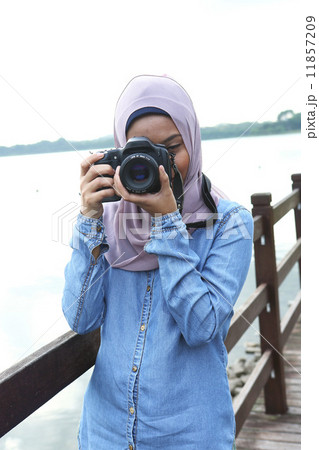 公園で写真を撮るアジア人女子 公園で写真を撮るアジア人女子 11857209