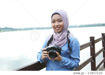 公園で写真を撮るアジア人女子 11857210