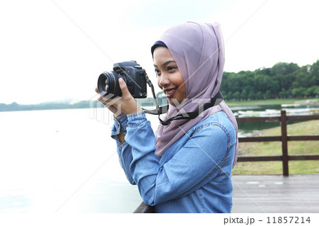 公園で写真を撮るアジア人女子 公園で写真を撮るアジア人女子 11857214