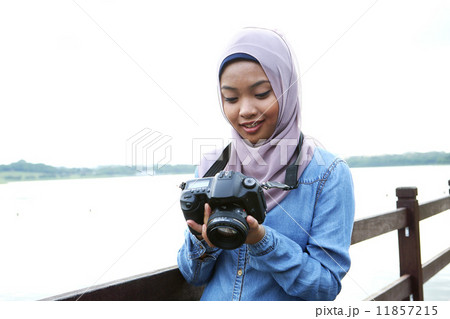 公園で写真を撮るアジア人女子 公園で写真を撮るアジア人女子 11857215