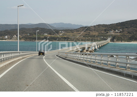 角島大橋を走る 11857221