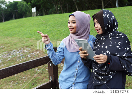 公園でタブレットを見る２人のアジア人 11857278