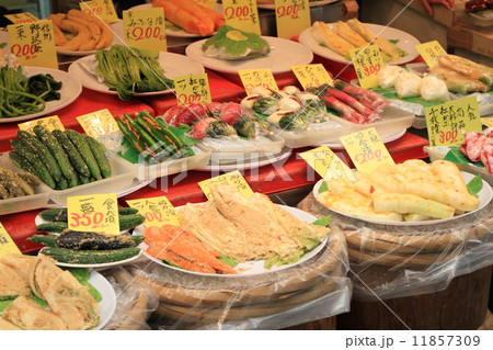 大阪市中央区日本橋の黒門市場で売られている漬物 大阪市中央区日本橋の黒門市場で売られている漬物 11857309