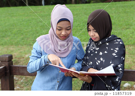 公園でノートを見る２人のアジア人 11857319