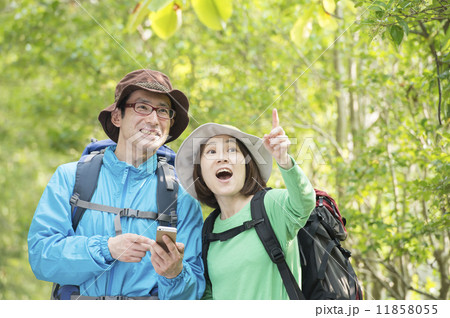 登山をするカップル 登山をするカップル 11858055
