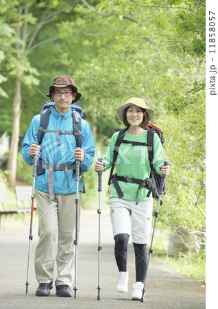 登山をするカップル 11858057