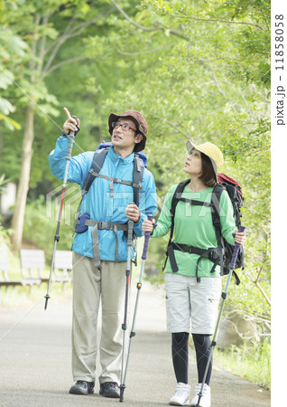 登山をするカップル 11858058