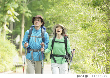 登山をするカップル 11858059
