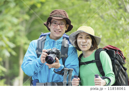 登山をするカップル 11858061