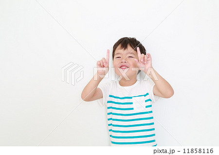 指さしをする男の子 11858116