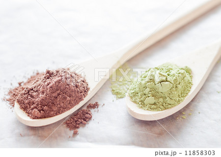 Cocoa and green tea powder heap 11858303