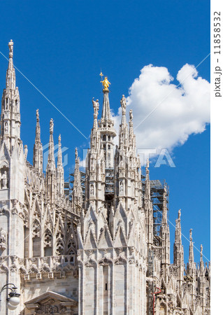 イタリア ミラノのドゥオーモ 大聖堂 尖塔部分:2 縦 イタリア ミラノのドゥオーモ 大聖堂 尖塔部分:2 縦 11858532