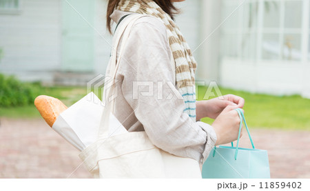 買い物する女性 11859402
