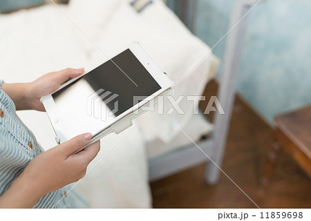 タブレットを観る 11859698