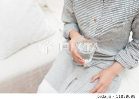 水を飲む女性 水を飲む女性 11859699