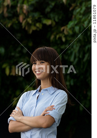 Confident Asian businesswoman outdoor 11861079