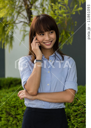 Beautiful Asian businesswoman using cellphone outdoor 11861093