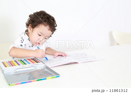 お絵かきをする幼児 11861312