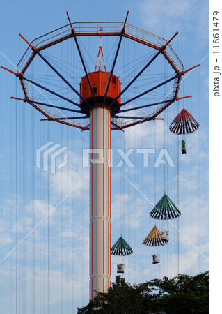 東京ドームシティのスカイフラワーと青空 の写真素材