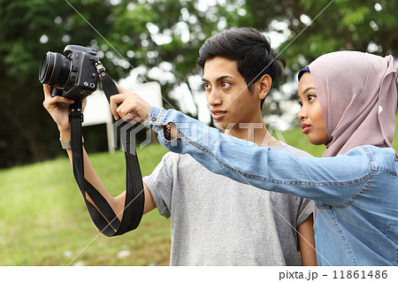 公園で写真を撮るアジア人カップル 11861486