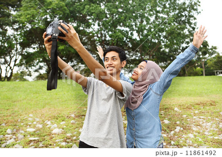 公園で写真を撮るアジア人カップル 11861492