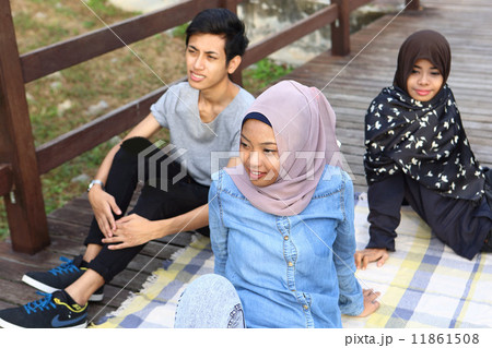 公園で休む３人のアジア人 11861508