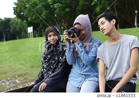 公園で休む3人のアジア人 公園で休む3人のアジア人 11861533
