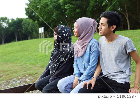 公園で休む3人のアジア人 公園で休む3人のアジア人 11861537