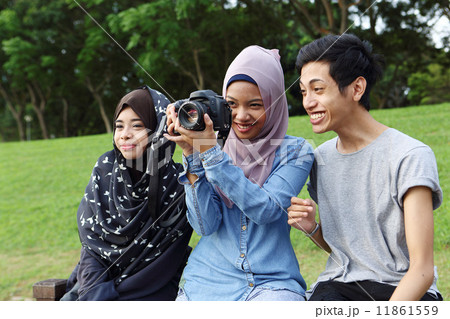 公園で休む3人のアジア人 公園で休む3人のアジア人 11861559