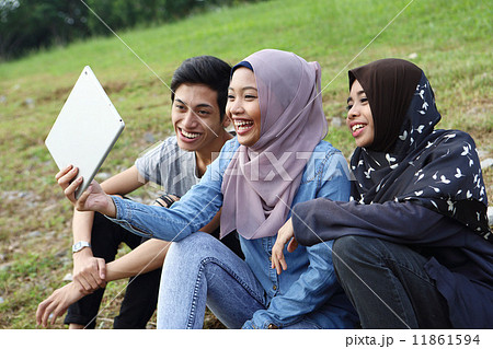 公園でタブレットを見る３人のアジア人 11861594