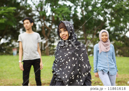 公園にいる３人のアジア人 11861618