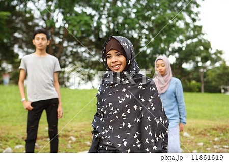 公園にいる３人のアジア人 11861619