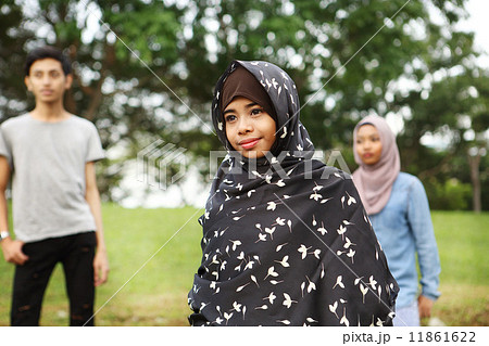 公園にいる３人のアジア人 11861622