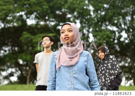 公園にいる３人のアジア人 11861623