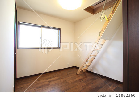 屋根裏 11862360