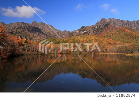 秋の戸隠高原　鏡池と戸隠連峰 11862974