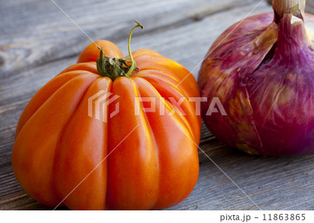 Beefsteak Tomato and red Onion 11863865