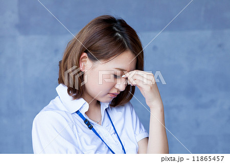 働く女性　眼精疲労 11865457