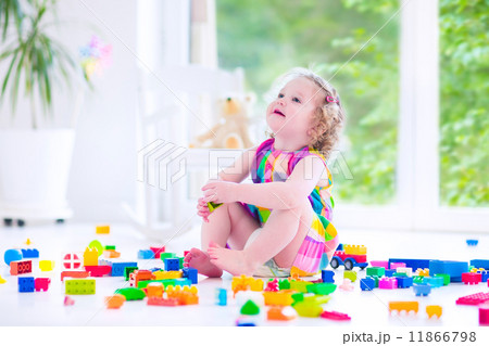 Little girl playing with blocks 11866798