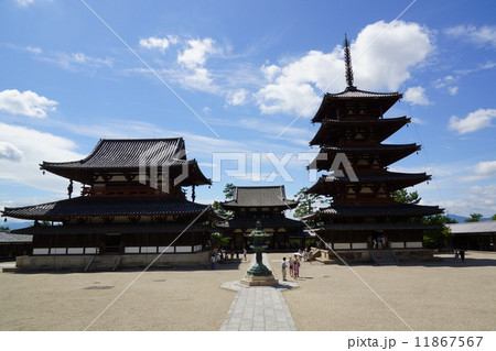 奈良国宝・法隆寺の伽藍、法隆寺五重塔と金堂と中門を講堂から 11867567