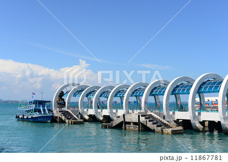 タイのビーチリゾート サメット島での桟橋 11867781