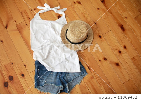 白いタンクトップとデニムショートパンツとカンカン帽 夏服 白いタンクトップとデニムショートパンツとカンカン帽 夏服 11869452