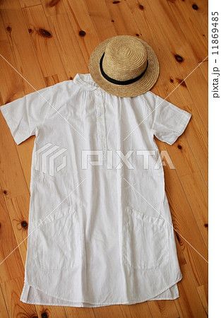 半袖の白シャツワンピとカンカン帽　夏服 11869485