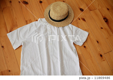 半袖の白シャツとカンカン帽　夏服 11869486