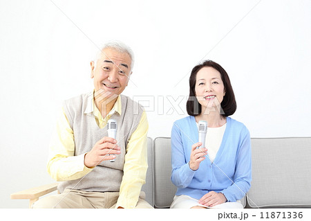 カラオケをする夫婦 11871336